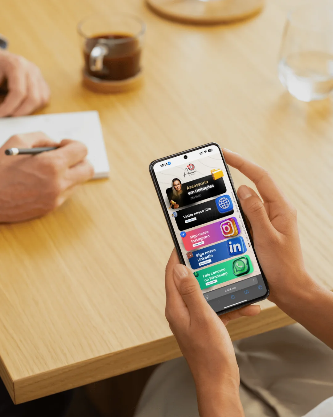 Pessoa interagindo com o Link da Bio no smartphone